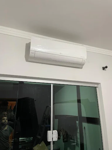 Ar-condicionado split instalado em sala com porta de vidro