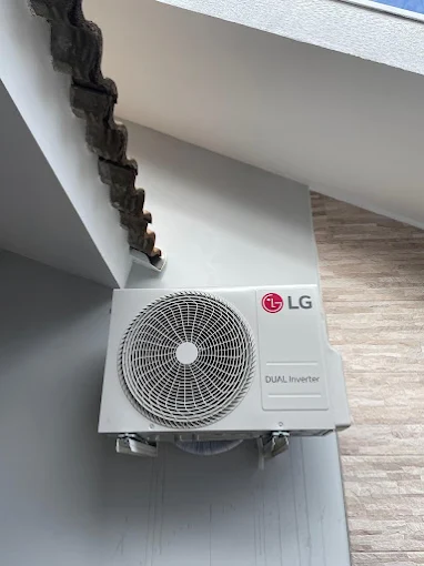 Unidade externa de ar-condicionado inverter instalada na parede